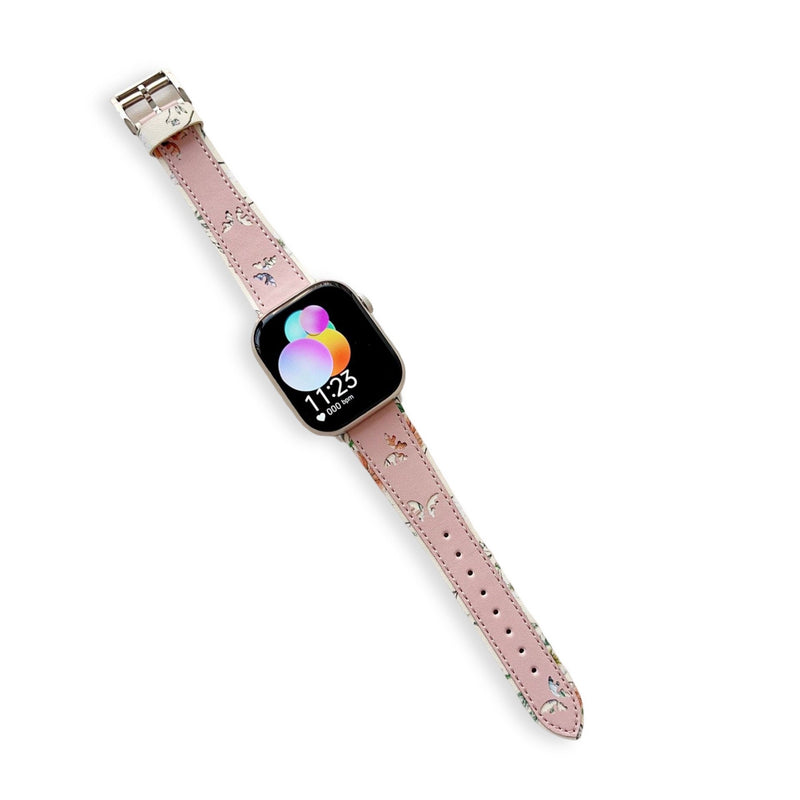 Bracelet Apple Watch cuir rose clair avec motif papillons argentés et boucle métallique argentée.