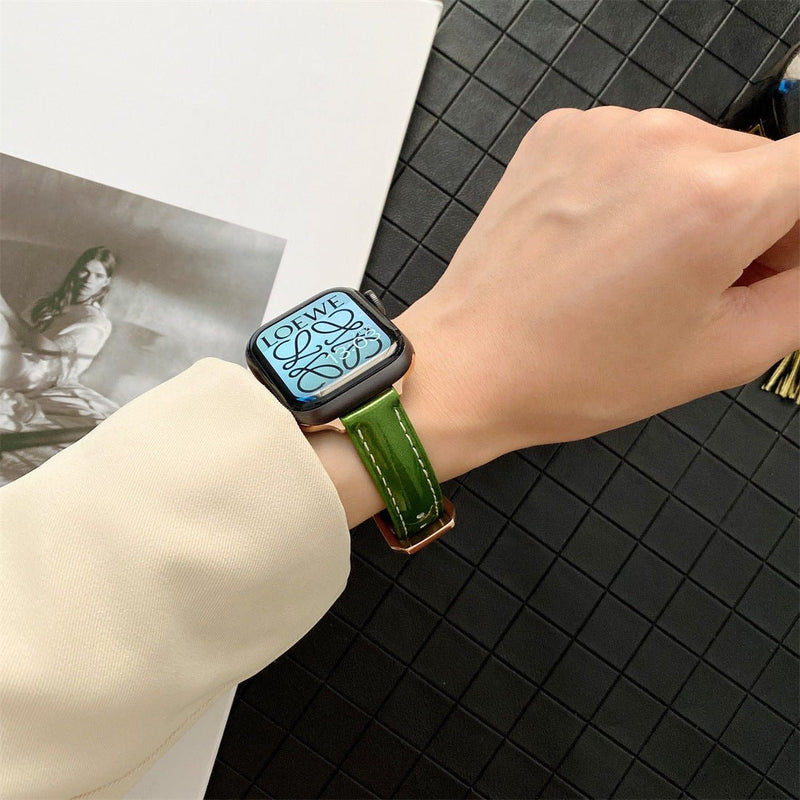 Bracelet Apple Watch en cuir vert, modèle Dexa pour femme, boucle argentée.
