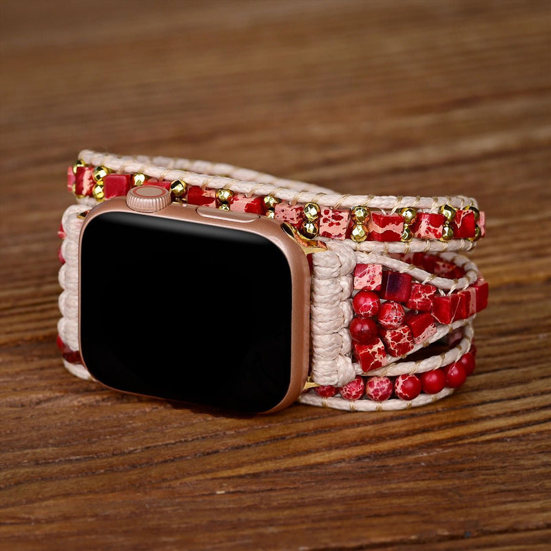 Bracelet Apple Watch pour femme en jaspe rouge tressé avec perles dorées, style Finnix.