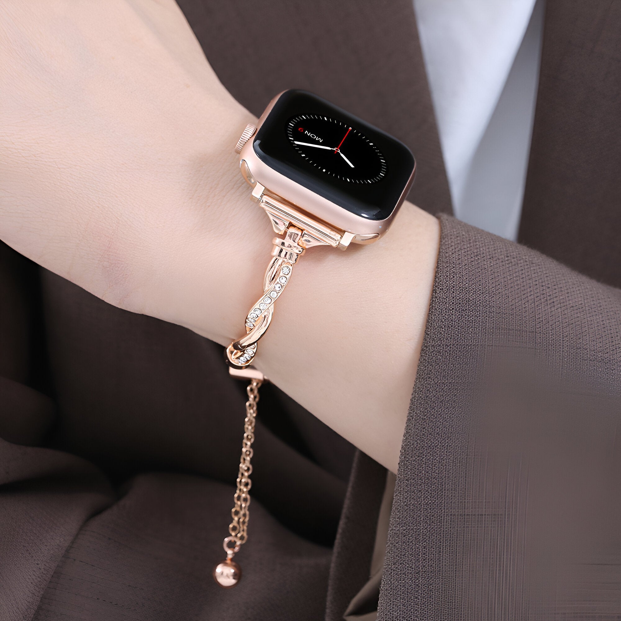 Bracelet Apple Watch en métal torsadé or rosé avec chaîne ajustable, style élégant féminin.