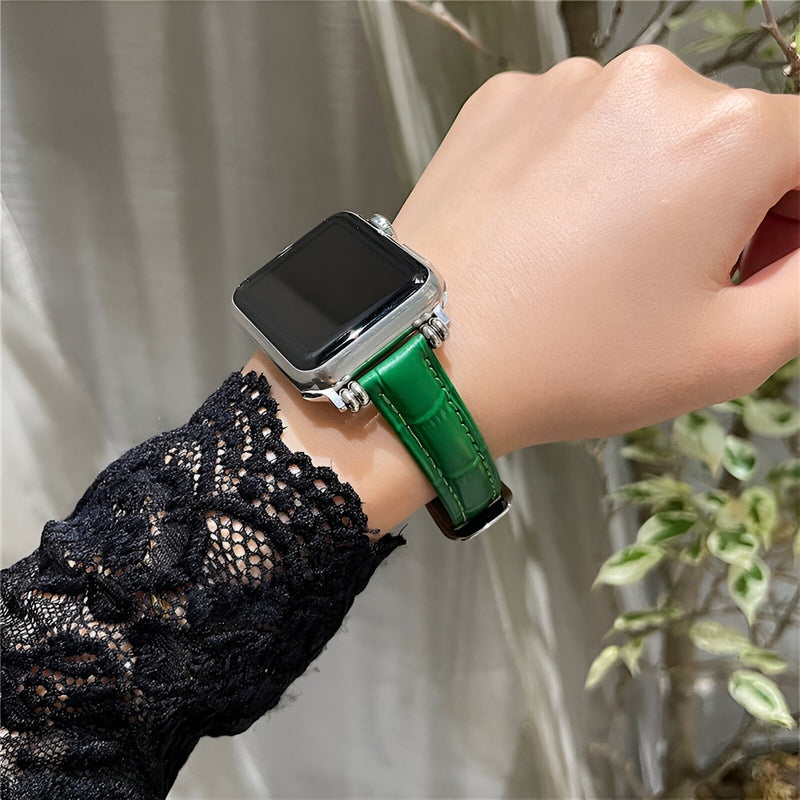 Bracelet Apple Watch vert en microfibre avec boucle argentée, porté au poignet féminin en dentelle noire.