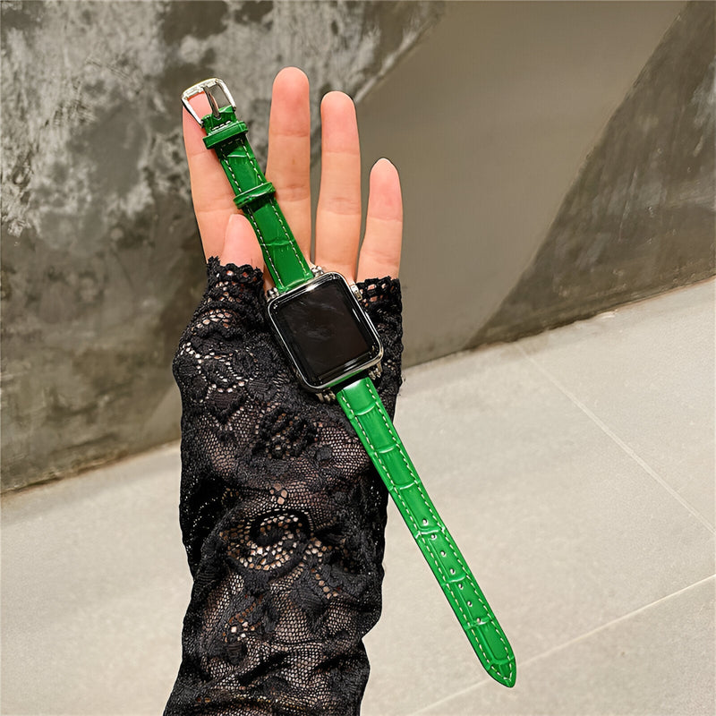 Bracelet pour Apple Watch en microfibre vert vif avec boucle argentée, porté sur main en dentelle noire.