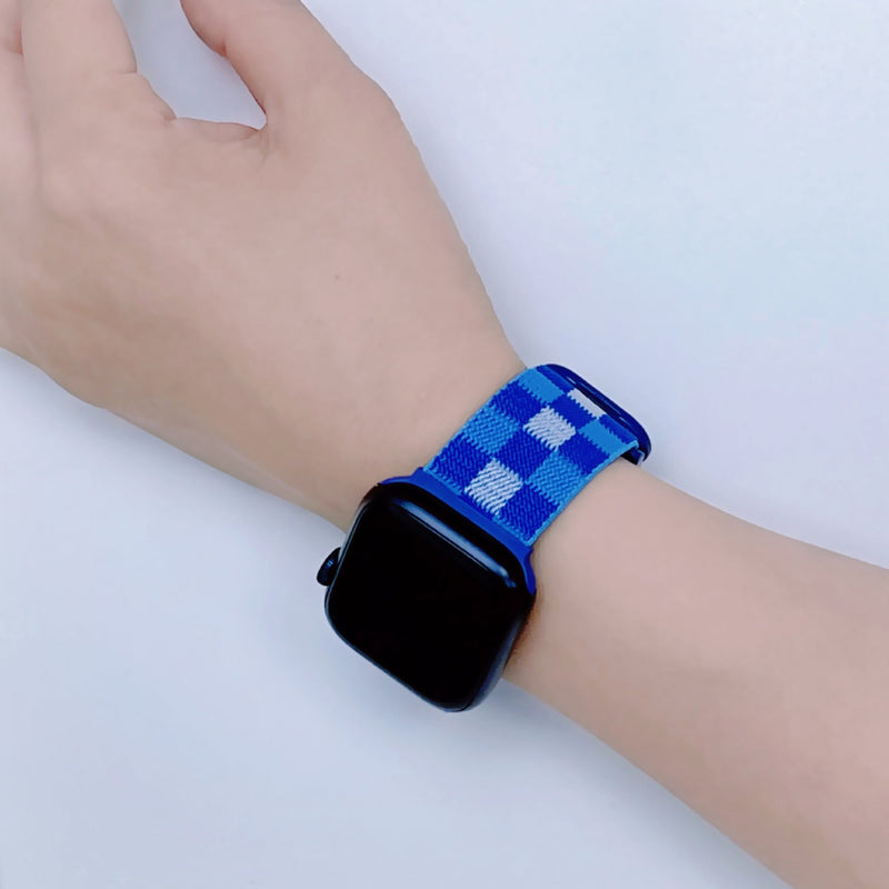 Bracelet Apple Watch en nylon à carreaux bleu et marine, style mixte, boucle ajustable.
