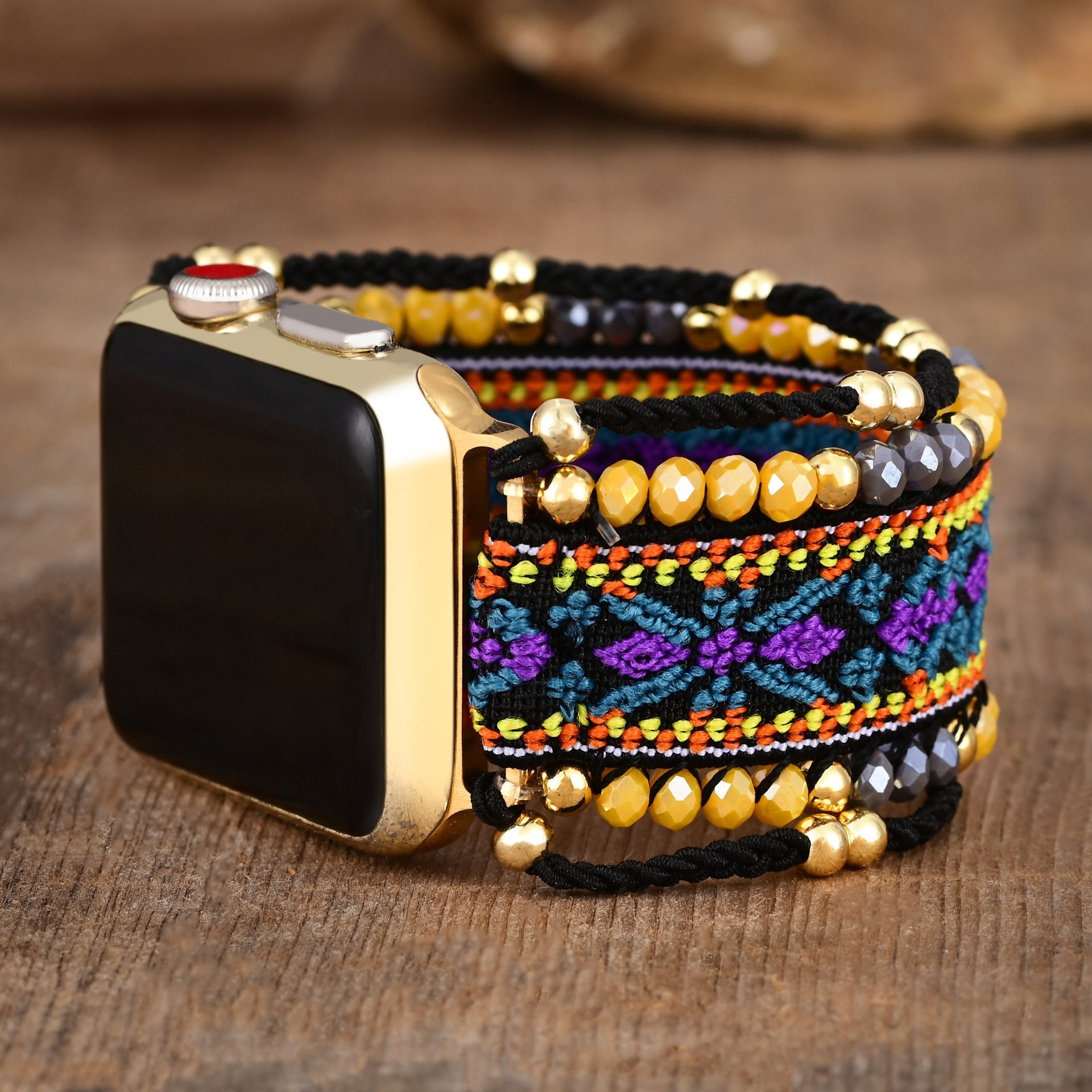 Bracelet Apple Watch violet en nylon tressé et perles dorées avec motifs ethniques colorés.