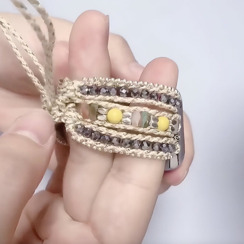 Bracelet Apple Watch en nylon beige avec perles jaunes et cristaux brillants, style tissé fin.