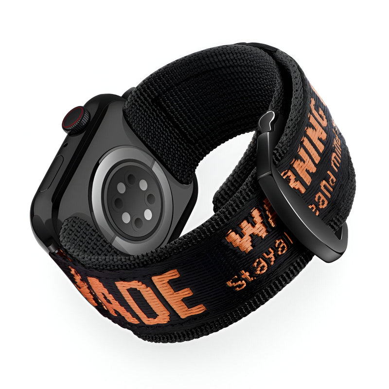 Bracelet Apple Watch en nylon noir avec texte orange, style sport, boucle ajustable.