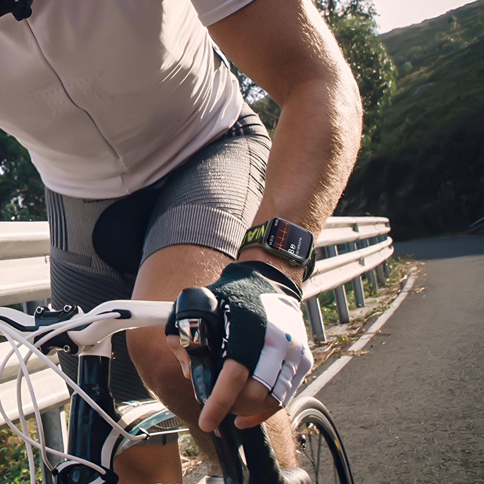 Bracelet Apple Watch en nylon noir et rouge, style sport, porté lors d'une sortie vélo.