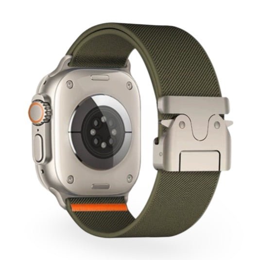 Bracelet Apple Watch en nylon kaki avec boucle tactique robuste et passants orange.
