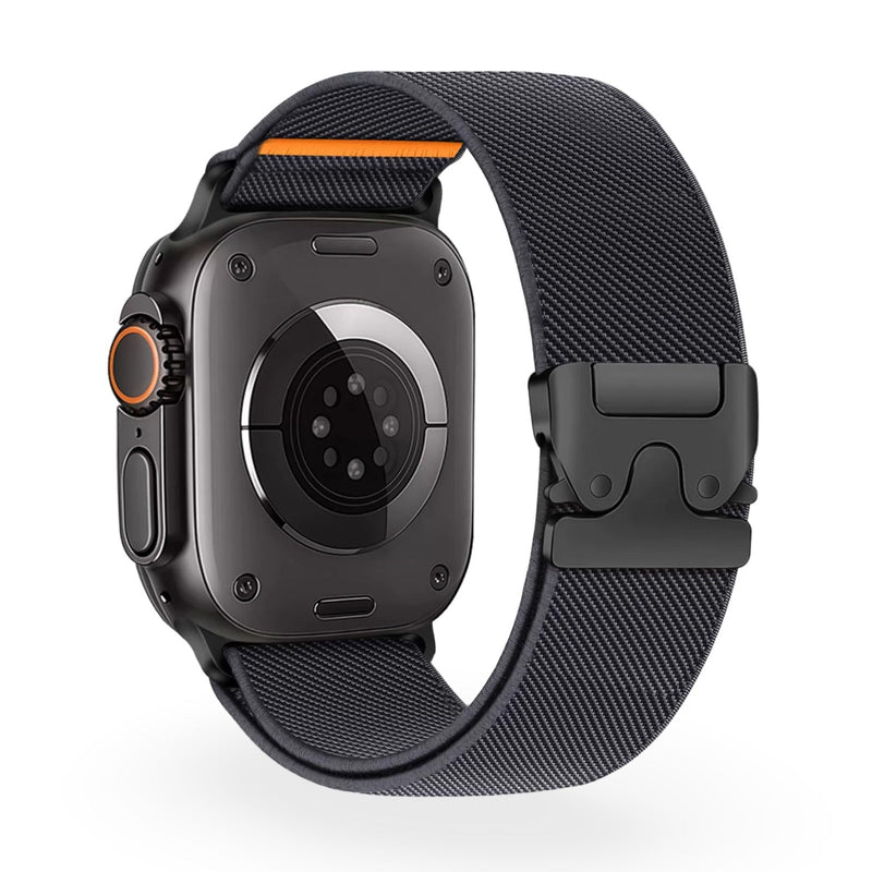 Bracelet Apple Watch en nylon noir avec boucle tactique et détail orange sur l'attache.