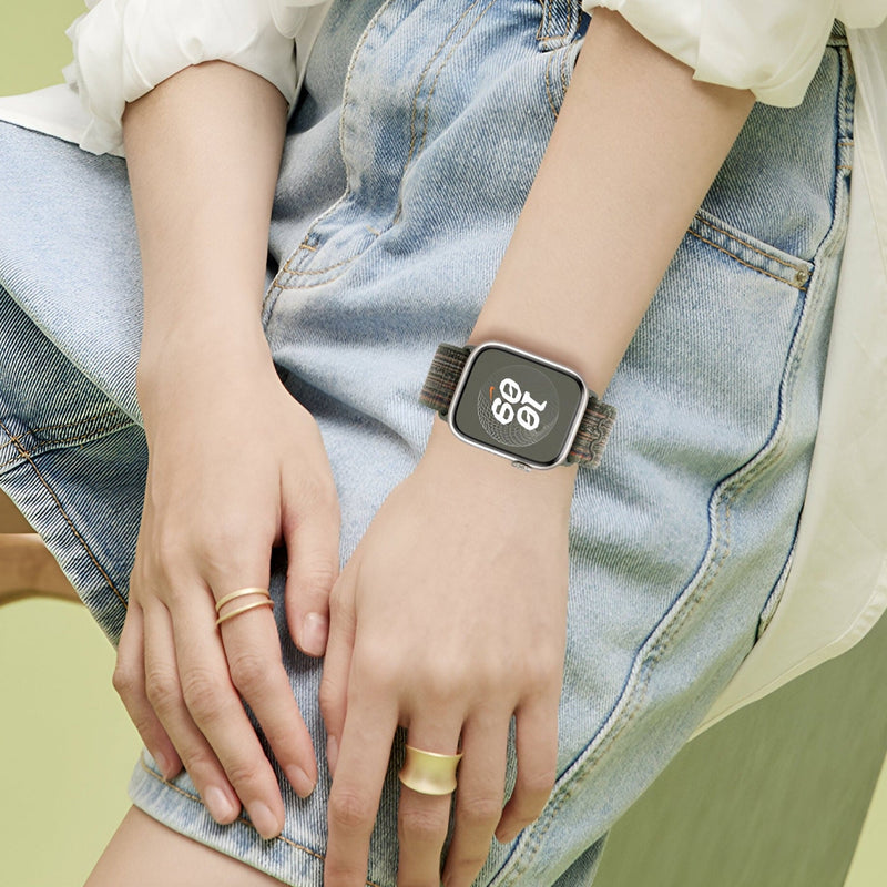 Bracelet Apple Watch nylon noir, style sport, boucle argentée, modèle unisexe Marix porté au poignet.