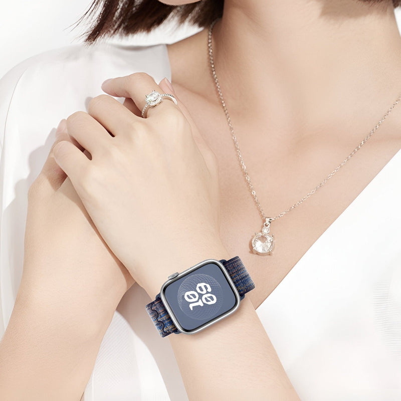 Bracelet Apple Watch nylon bleu foncé ajustable, style sport et moderne, boucle argentée.
