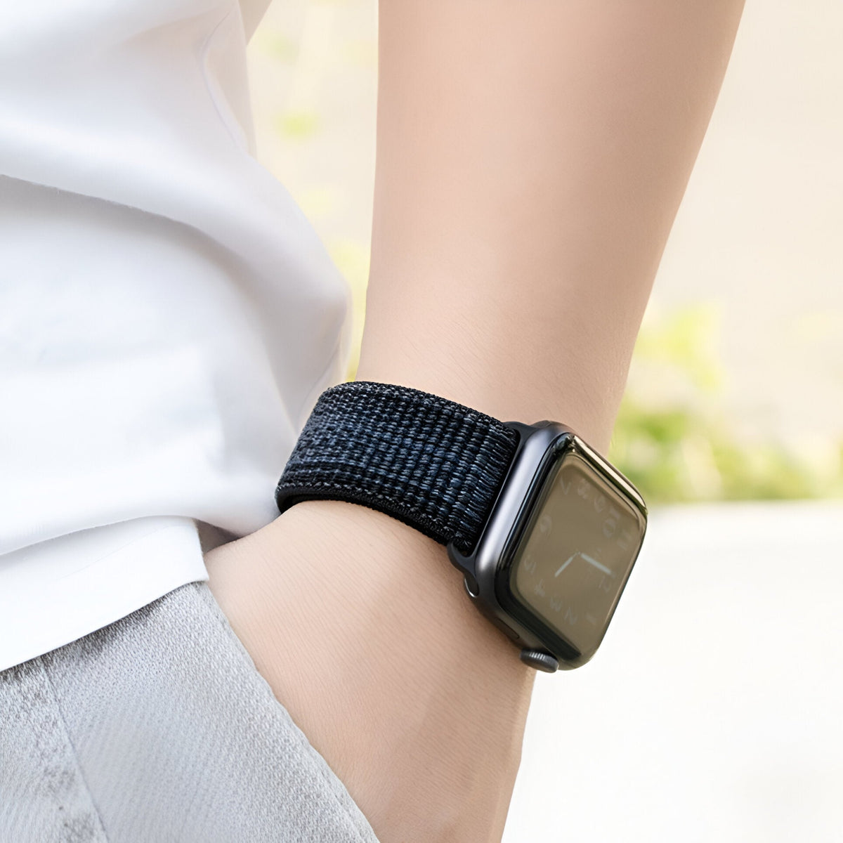 Bracelet Apple Watch nylon noir tissé, boucle réglable, taille 38 à 42 mm, pour homme et femme.