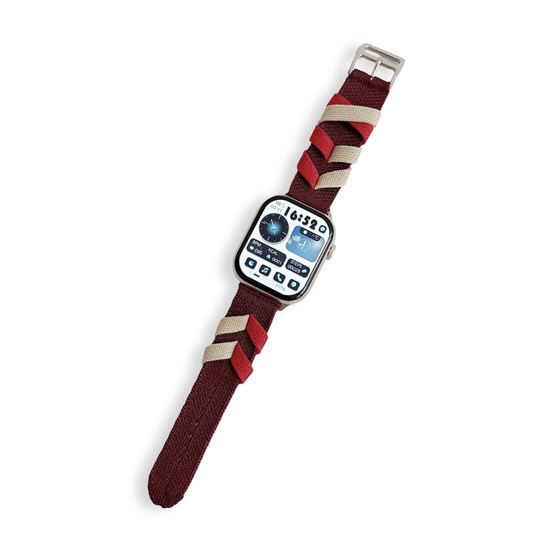 Bracelet Apple Watch nylon tricolore rouge, beige et bordeaux, modèle Nari, fermoir métallique argenté.
