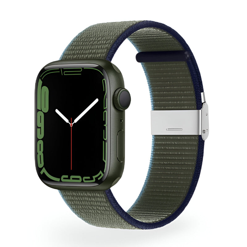 Bracelet Apple Watch en nylon kaki avec bordure bleu foncé, boucle argentée, taille moyenne.