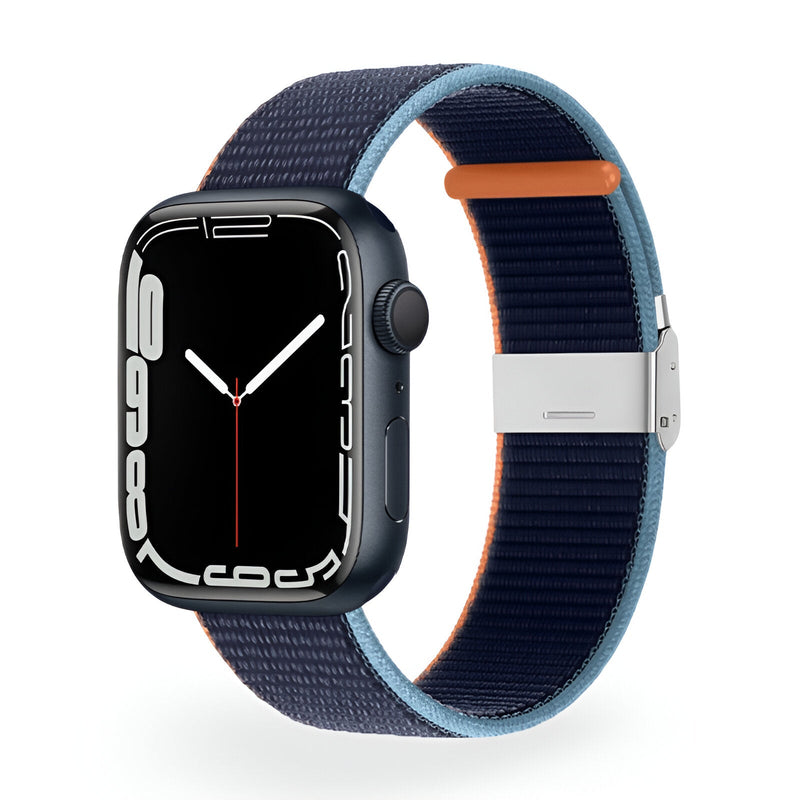 Bracelet Apple Watch en nylon bleu marine avec intérieur bleu clair et boucle argentée.