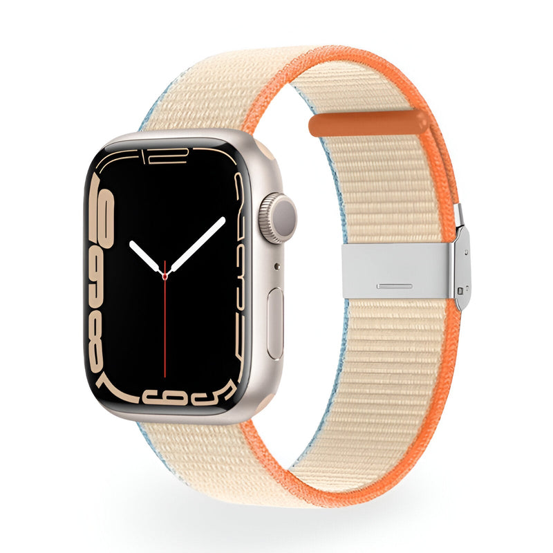 Bracelet nylon beige à bordure orange pour Apple Watch avec boucle métallique argentée.