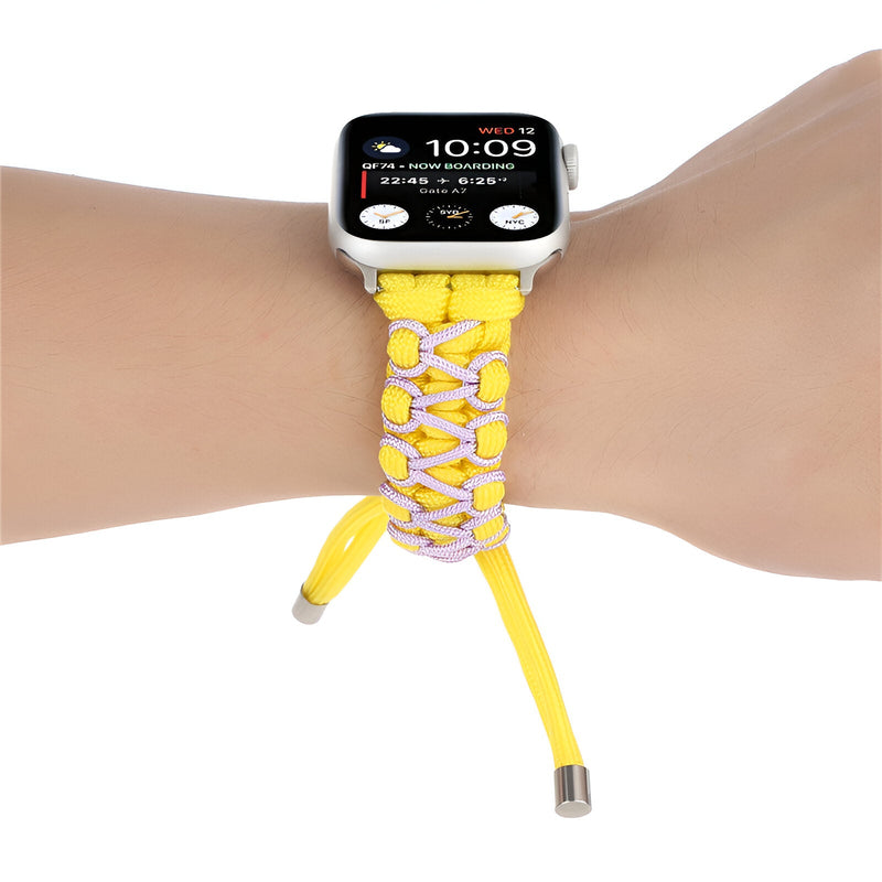 Bracelet Apple Watch Radan en nylon jaune avec tressage rose pastel et fermoir à cordon ajustable.