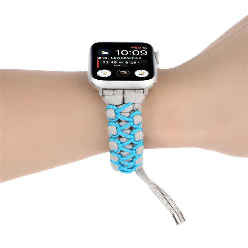 Bracelet Apple Watch en nylon bleu ciel et gris, motif tressé avec cordon ajustable.