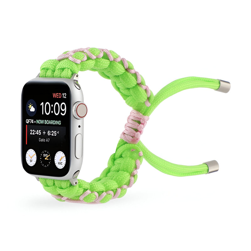 Bracelet Apple Watch nylon tressé vert et rose clair avec attaches métalliques argentées.