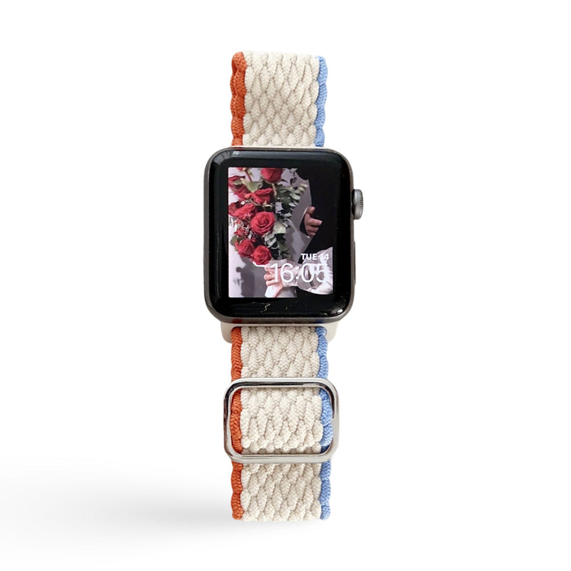 Bracelet Apple Watch en nylon tressé blanc avec bordures orange et bleu, style Riel, pour femme.
