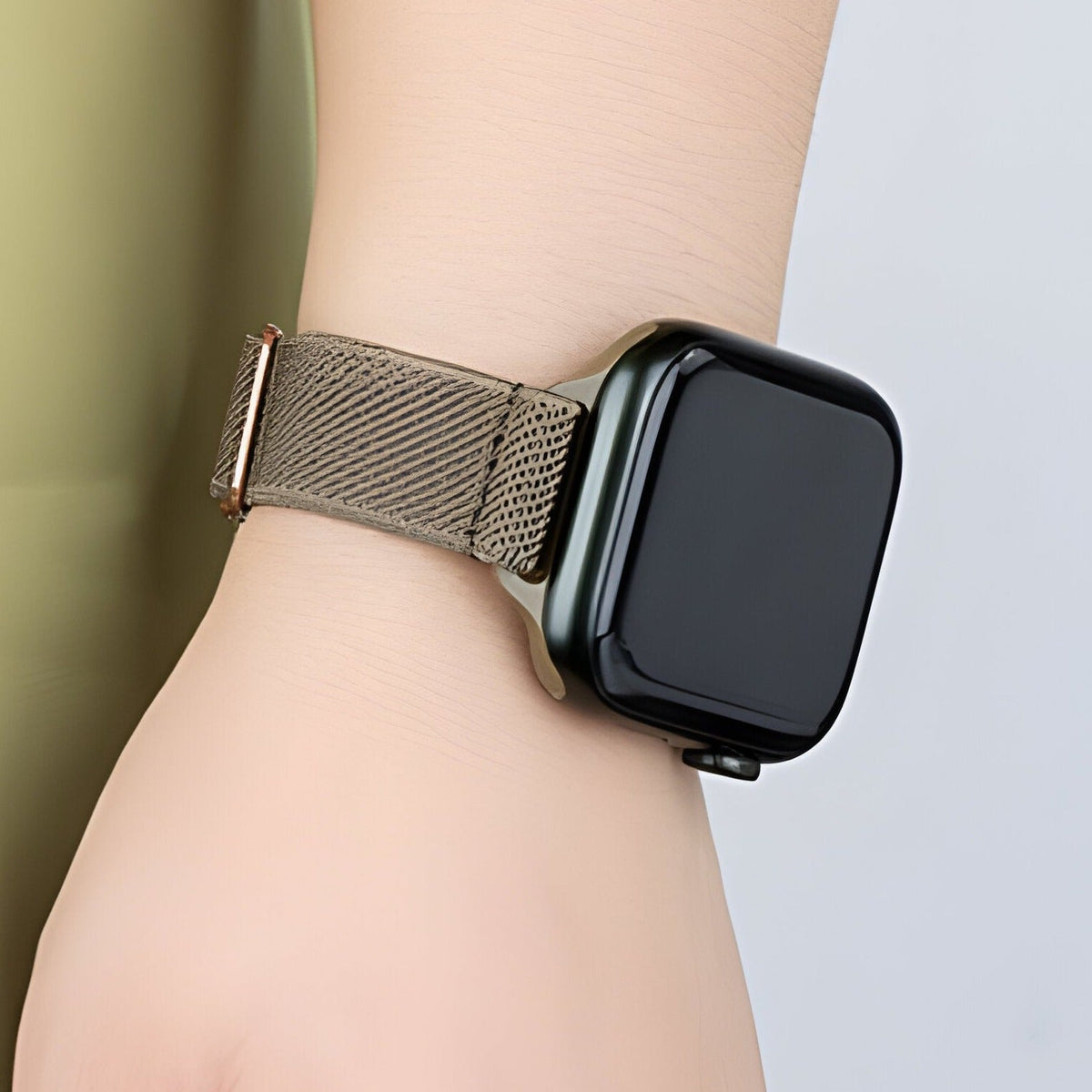 Bracelet Apple Watch en nylon tissé beige clair, fermeture boucle métallique rose doré.