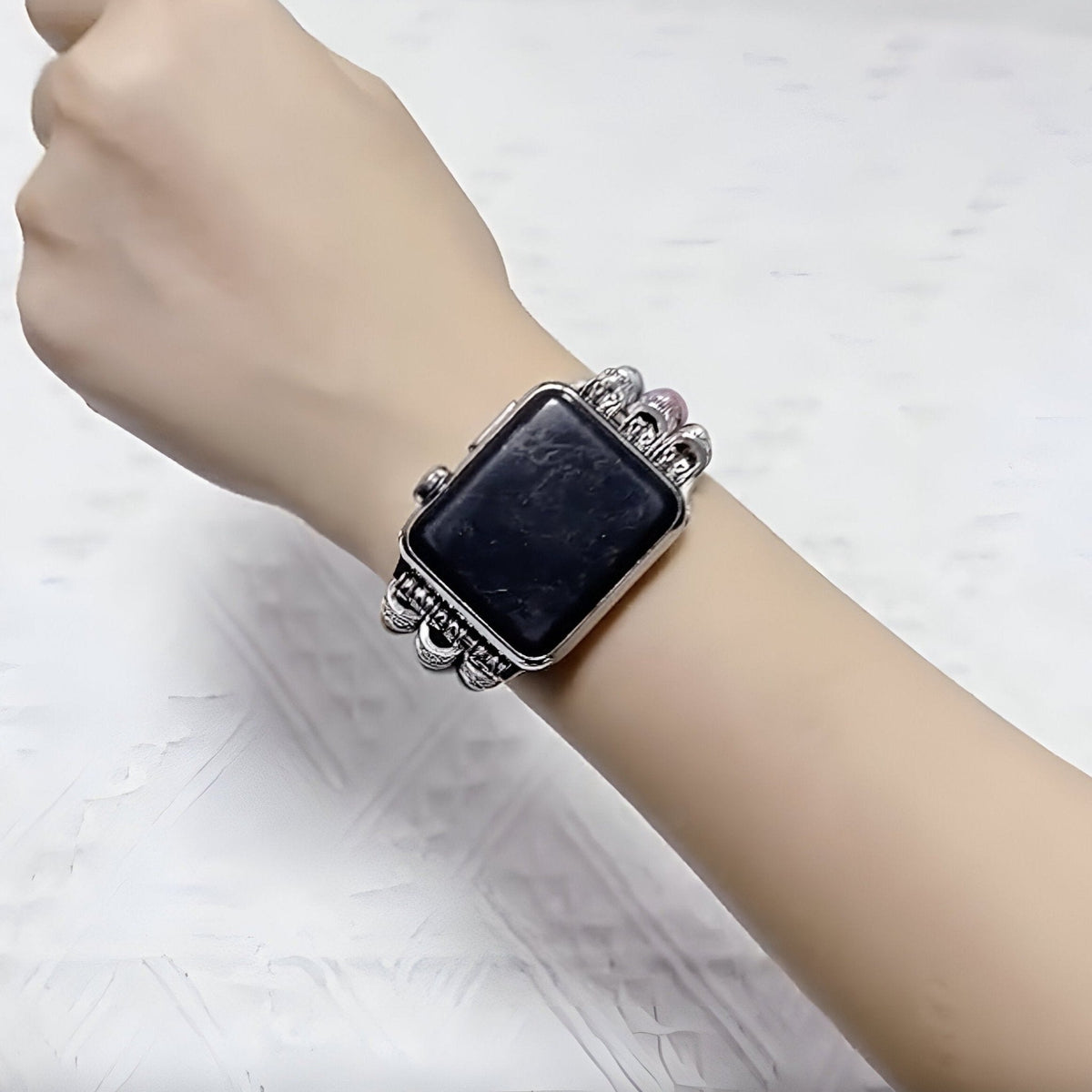 Bracelet Apple Watch pour femme en pierres naturelles multicolores, modèle Bria, taille 38-42 mm.