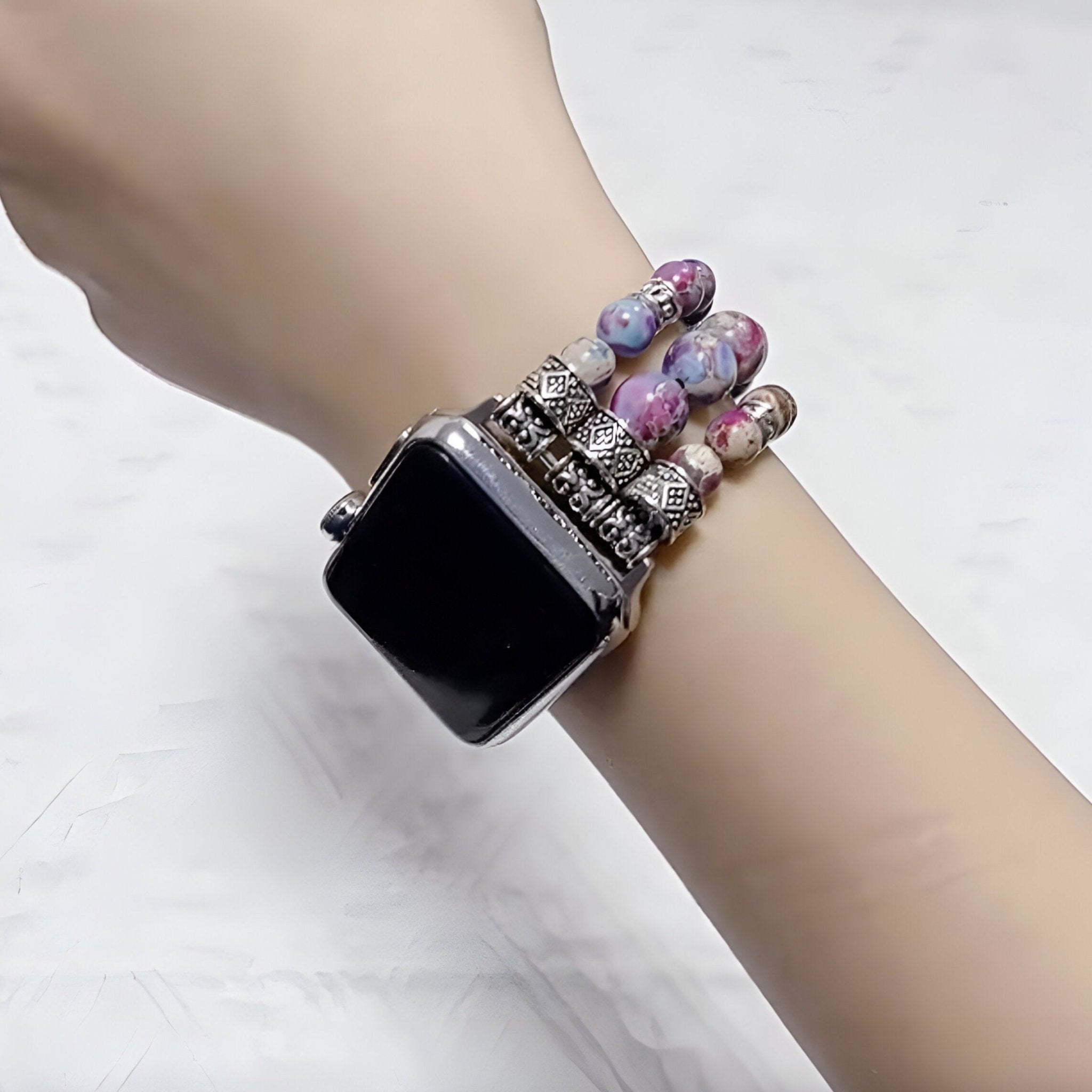 Bracelet Apple Watch en pierres naturelles multicolores avec détails argentés, style Bria, pour femme.
