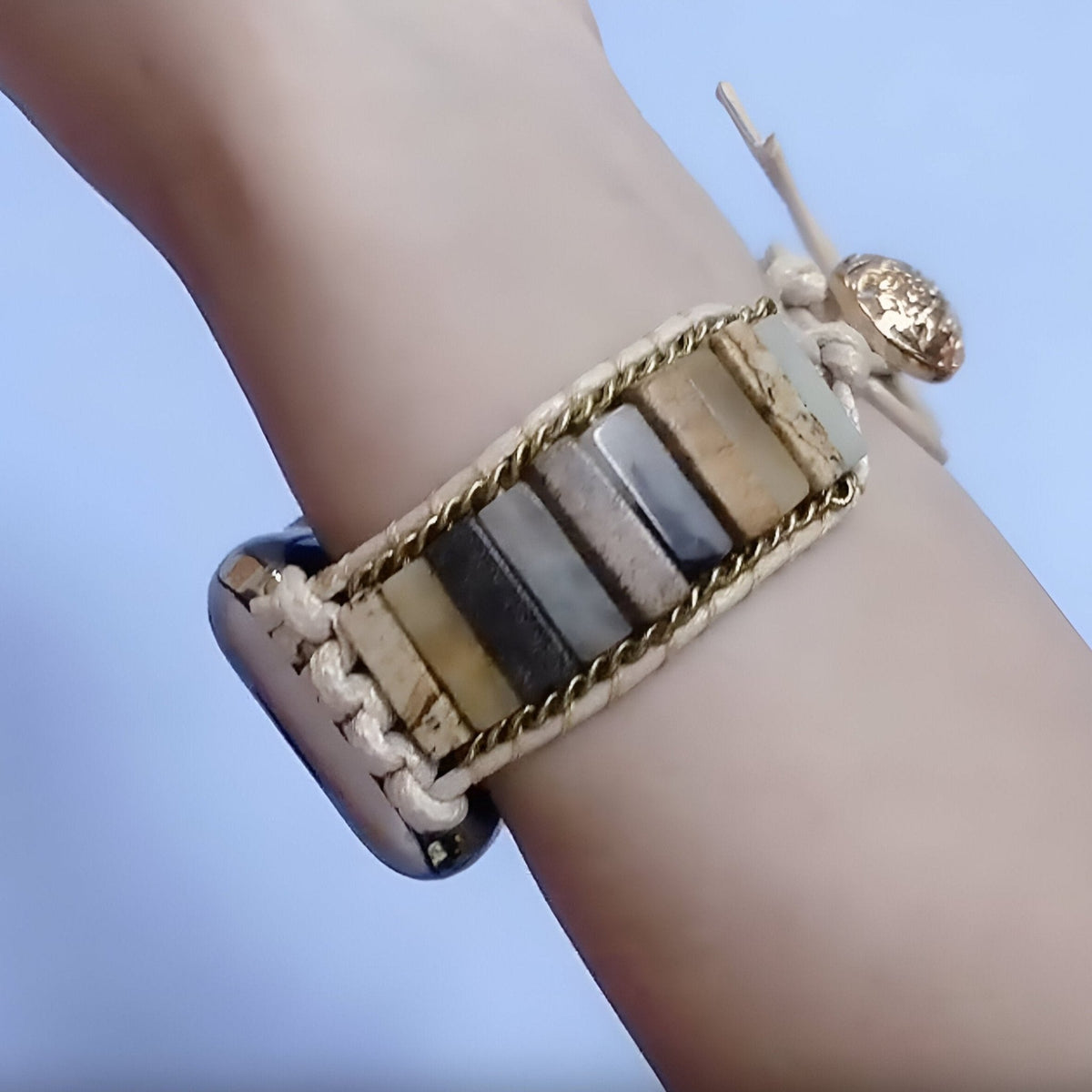 Bracelet Apple Watch femme en pierres naturelles beige, gris et marron, style artisanal.
