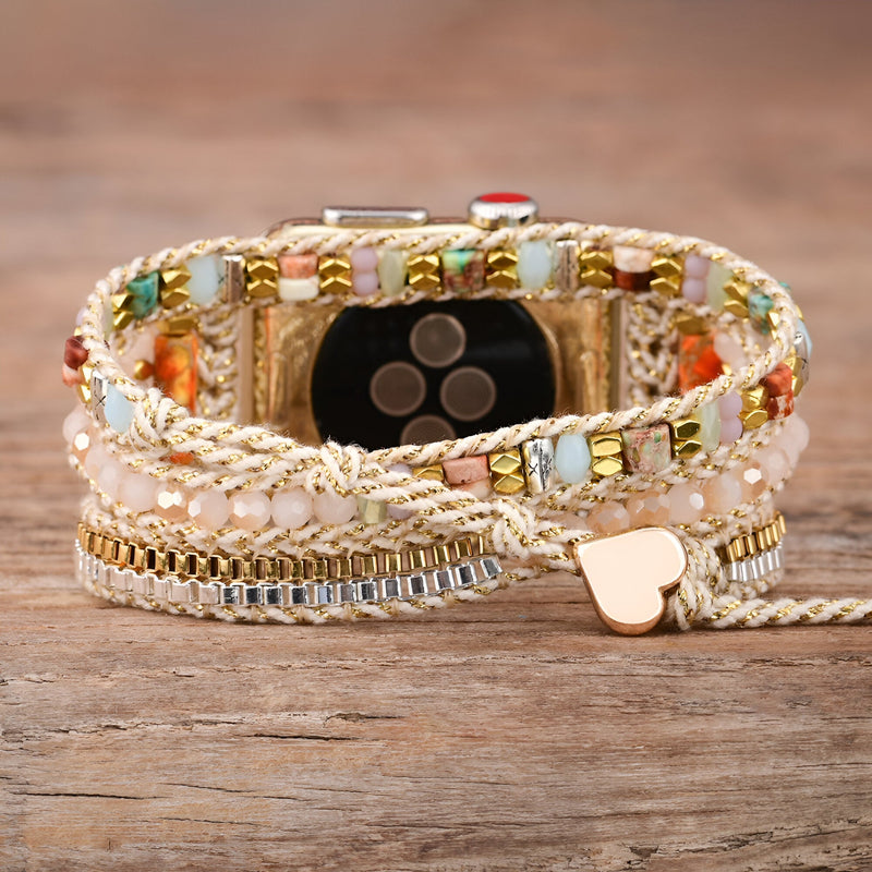 Bracelet Apple Watch multicolore en pierres de cristal, avec pampille cœur dorée, style double tour.