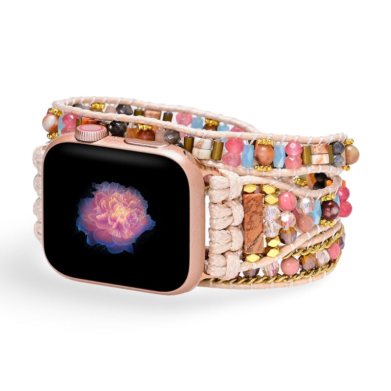 Bracelet pour Apple Watch femme en pierres de cristal multicolores, tressé beige et perles dorées.