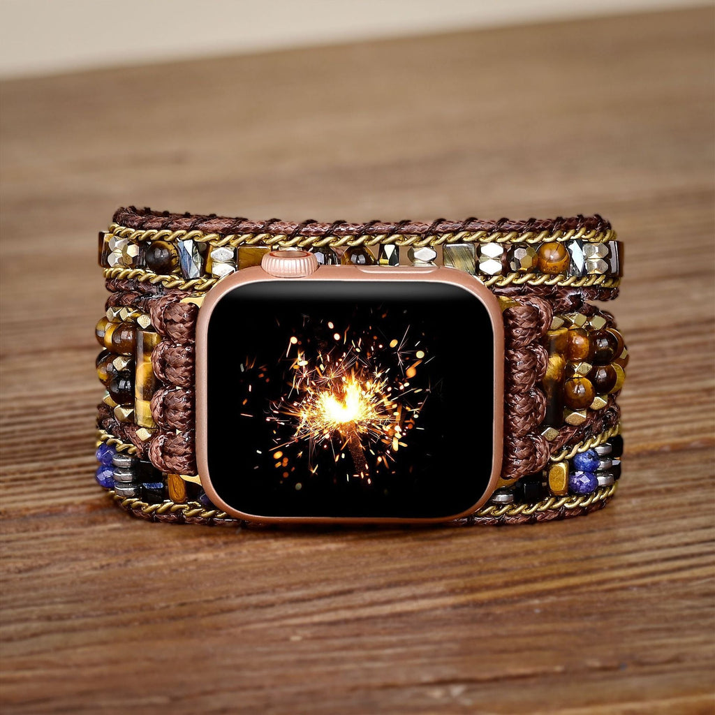 Bracelet Apple Watch multicolore en pierres de cristal avec tressage marron et or rose.