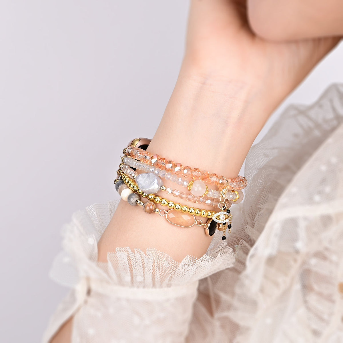 Bracelet Apple Watch pour femme en pierres de cristal multicolores et perles dorées, style empilable.