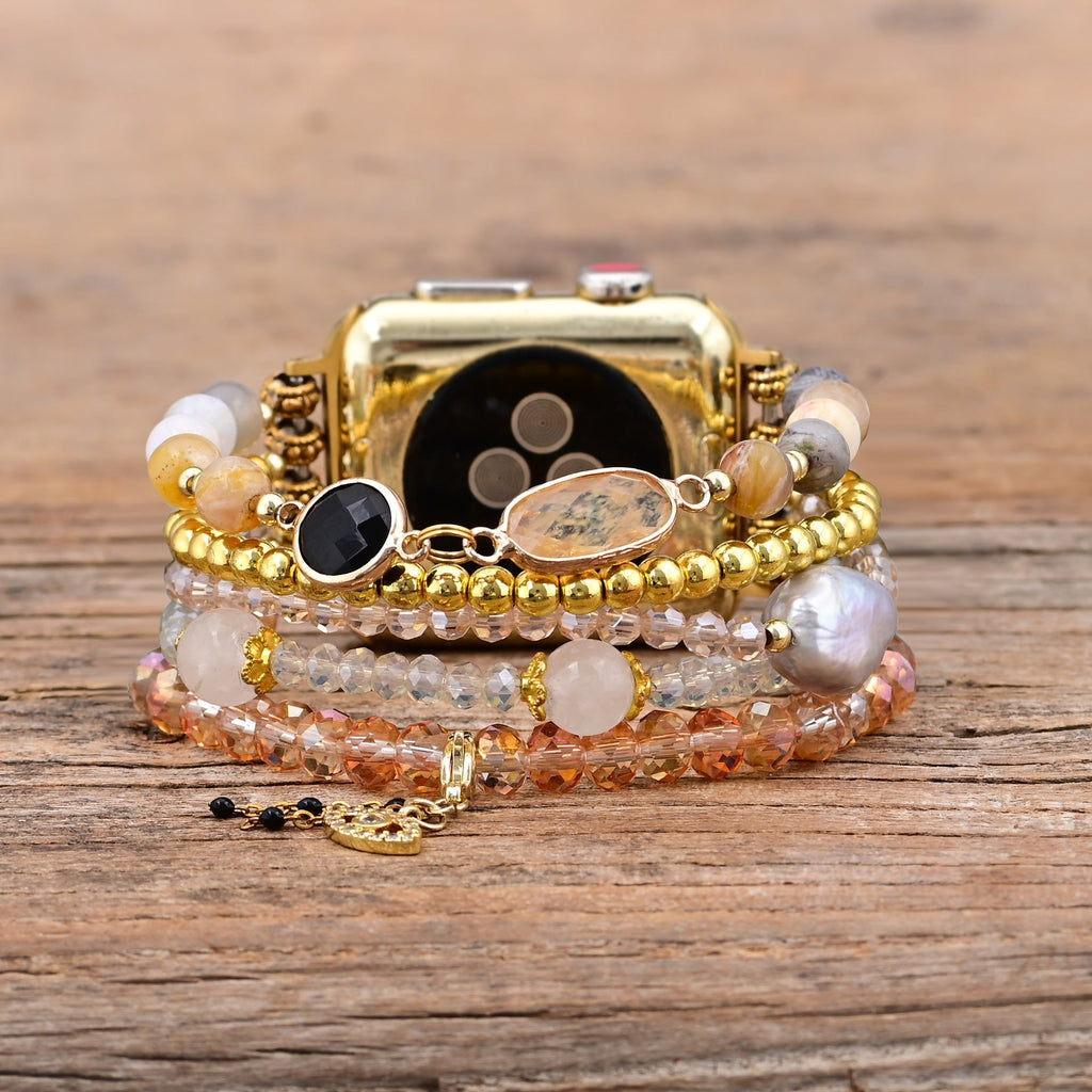 Bracelet Apple Watch multicolore en pierres de cristal et perles avec détails dorés, modèle Merine.