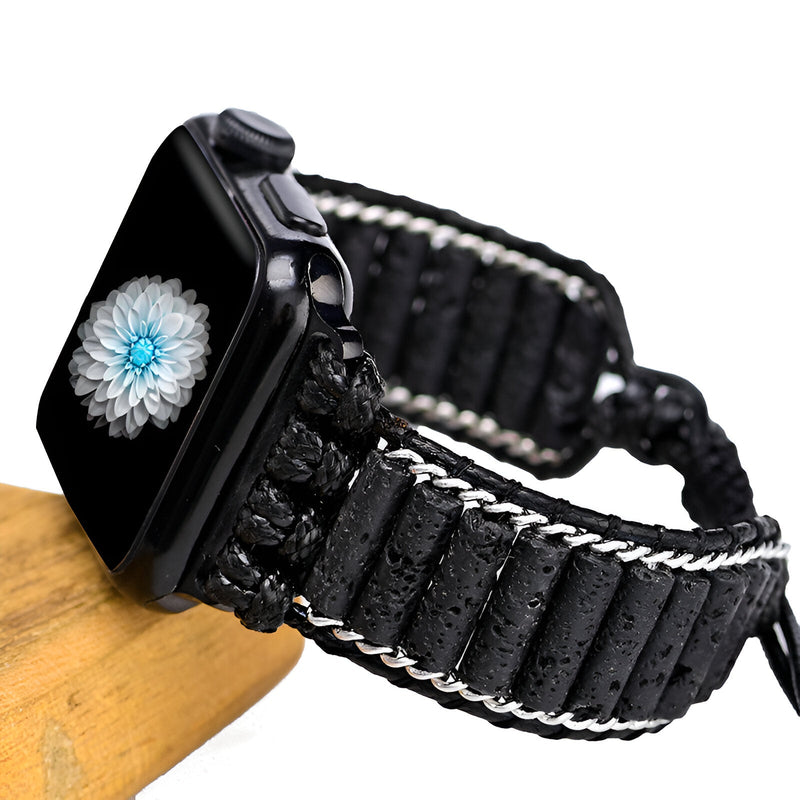 Bracelet Apple Watch noir en pierres volcaniques texturées avec coutures blanches, modèle Ryline.