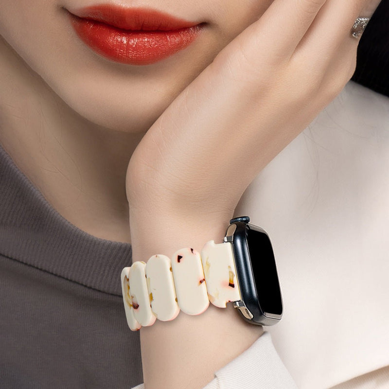 Bracelet Apple Watch en résine blanc tacheté avec motifs délicats pour femme, modèle Ilya.