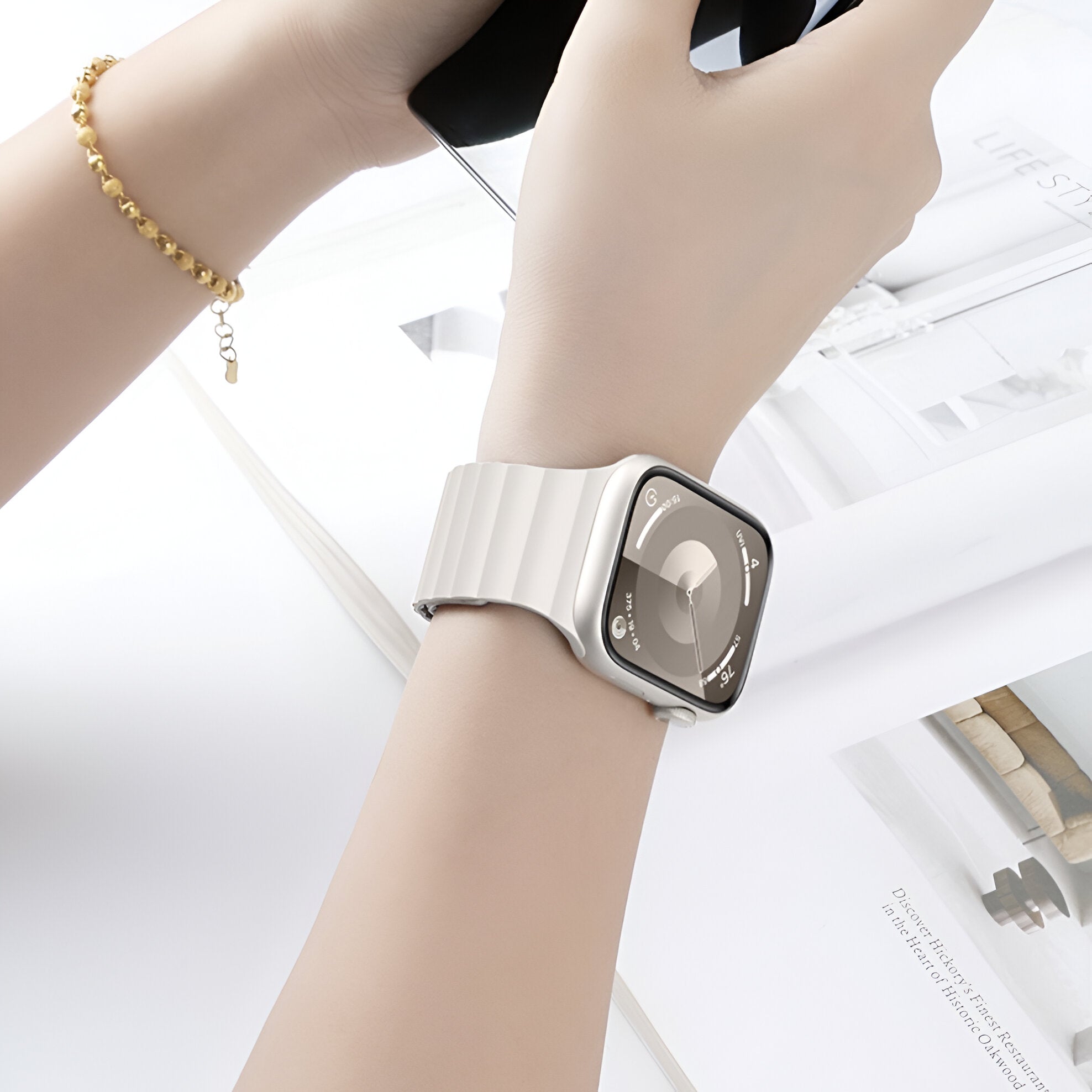 Bracelet pour Apple Watch en silicone beige clair, style sport, fermé sur un poignet féminin.