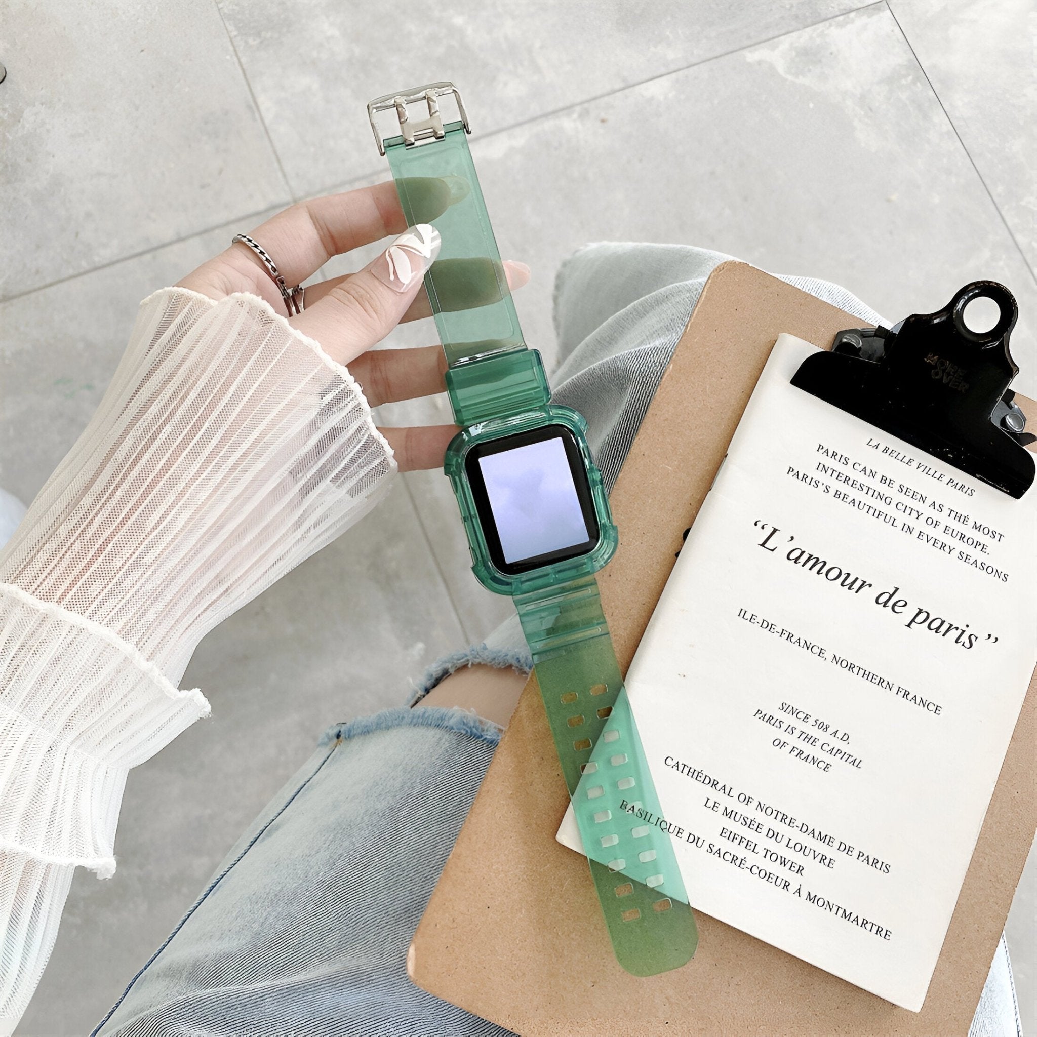 Bracelet Apple Watch silicone vert translucide modèle Indra, boucle argentée, porté au poignet.