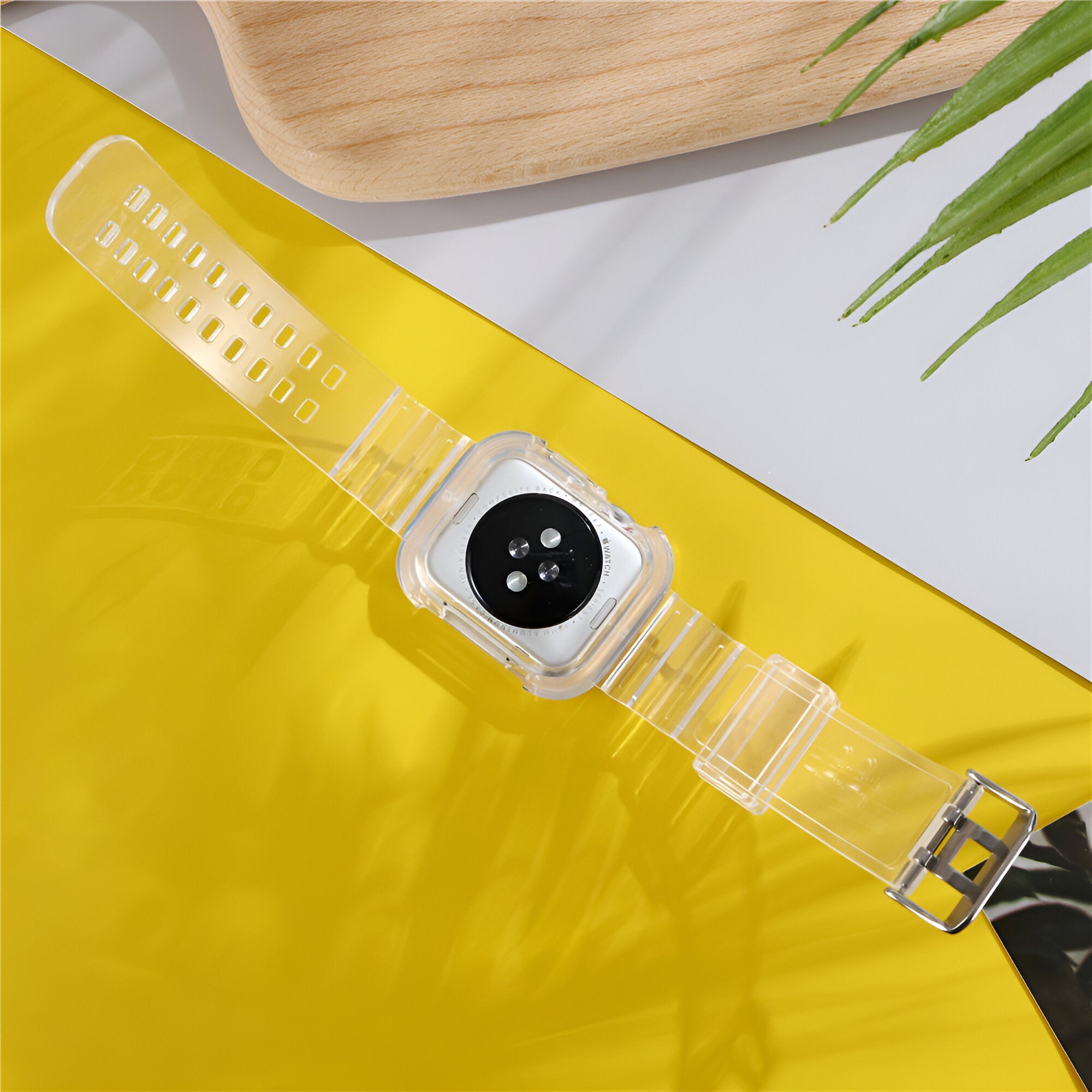 Bracelet Apple Watch transparent en silicone, style moderne et épuré, boucle métallique argentée.