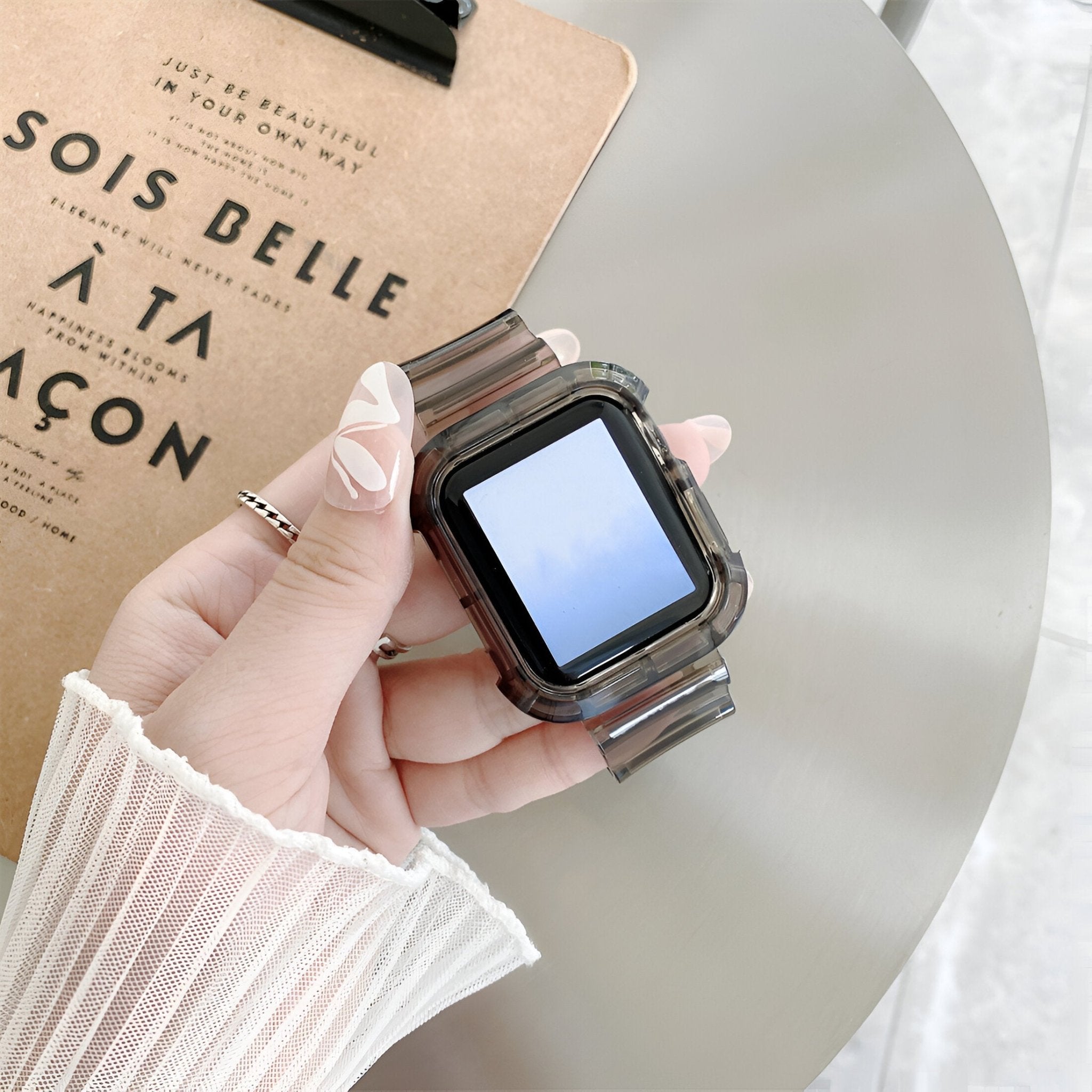 Bracelet pour Apple Watch en silicone taupe, style transparent avec fermeture ajustable.