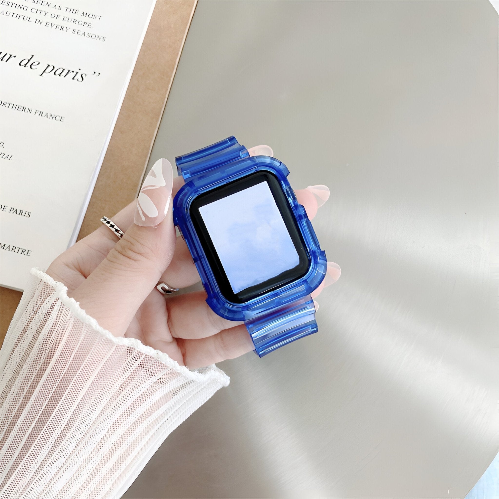 Bracelet Apple Watch silicone bleu transparent taille 38 à 42 mm porté sur poignet féminin.