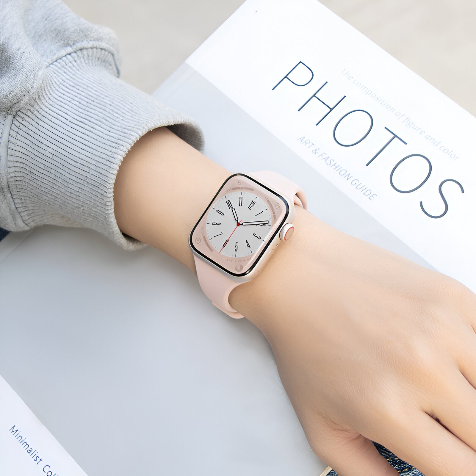 Bracelet silicone rose saumon pour Apple Watch, modèle Kairo, porté au poignet féminin.