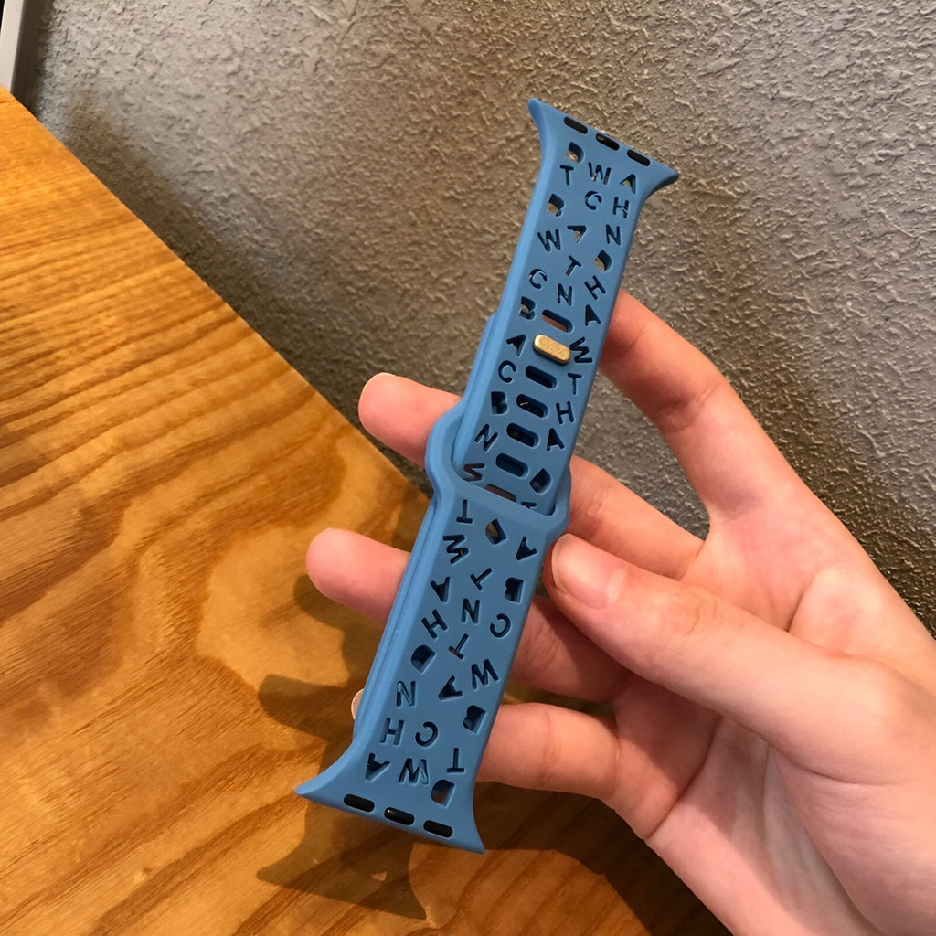 Bracelet Apple Watch silicone bleu clair avec motifs lettres noires féminins Taille 38-42 mm.