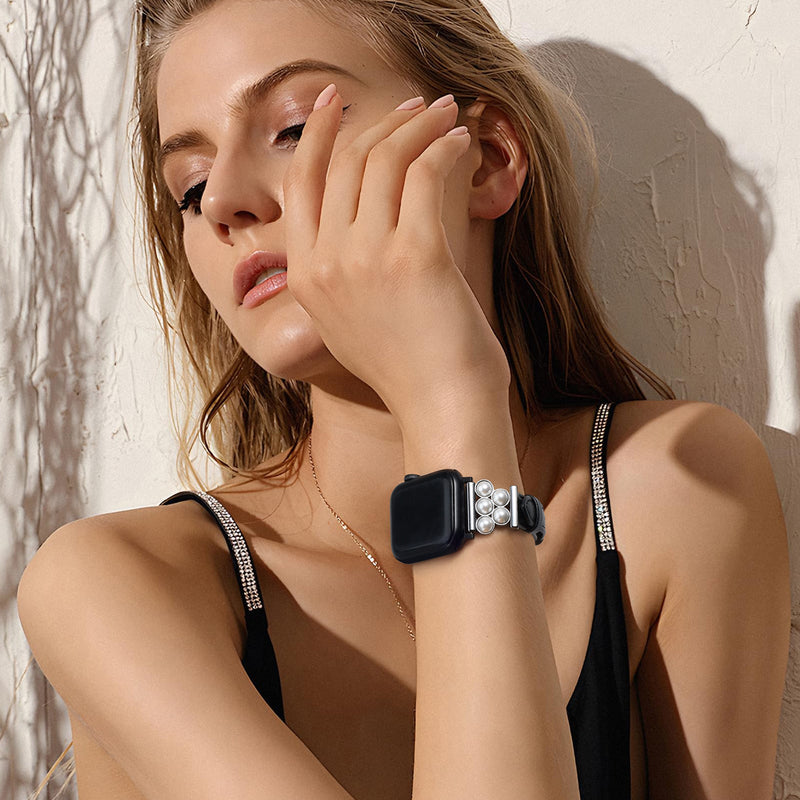 Bracelet de montre Apple Watch simili vegan taupe orné de perles pour femme modèle Amira.