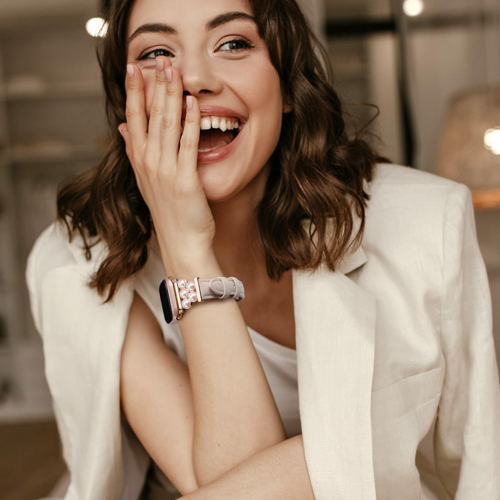 Bracelet Apple Watch rose en simili vegan orné de perles fines pour femme modèle Amira.