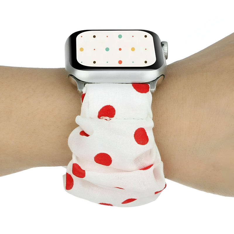 Bracelet élastique blanc à pois rouges pour Apple Watch porté au poignet femme.