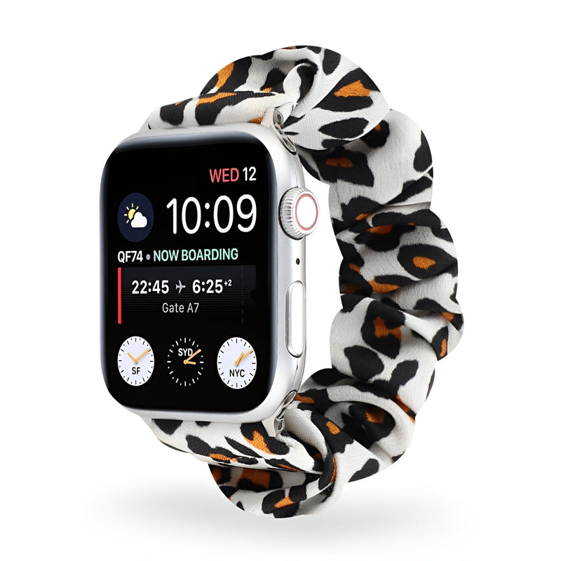 Bracelet Apple Watch en tissu élastique blanc à motif léopard noir et marron, style scrunchie.