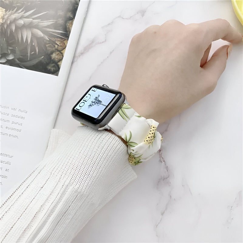 Bracelet élastique Apple Watch blanc à motif floral vert et jaune, style féminin élégant.