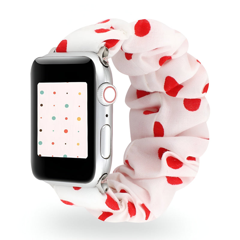 Bracelet Apple Watch en tissu élastique blanc à pois rouges style scrunchie pour femme.