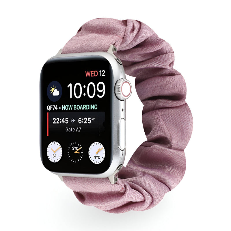 Bracelet élastique en tissu rose poudré pour Apple Watch, style scrunchie doux et plissé.