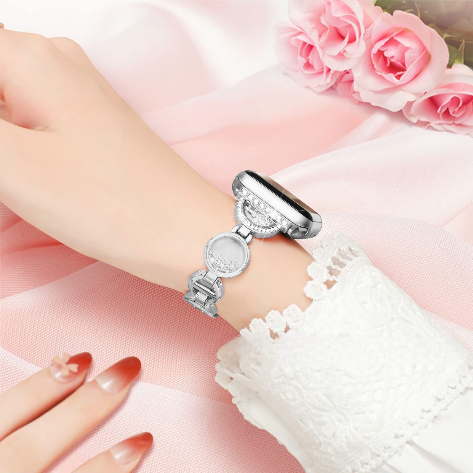Bracelet argent incrusté de sable pour Apple Watch porté sur poignet féminin avec manche en dentelle blanche.